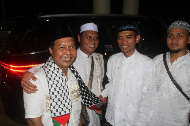 Ustad Abdul Somad memberikan sorbanya kepada Bupati Tanjung Jabung Timur Romi Hariyanto